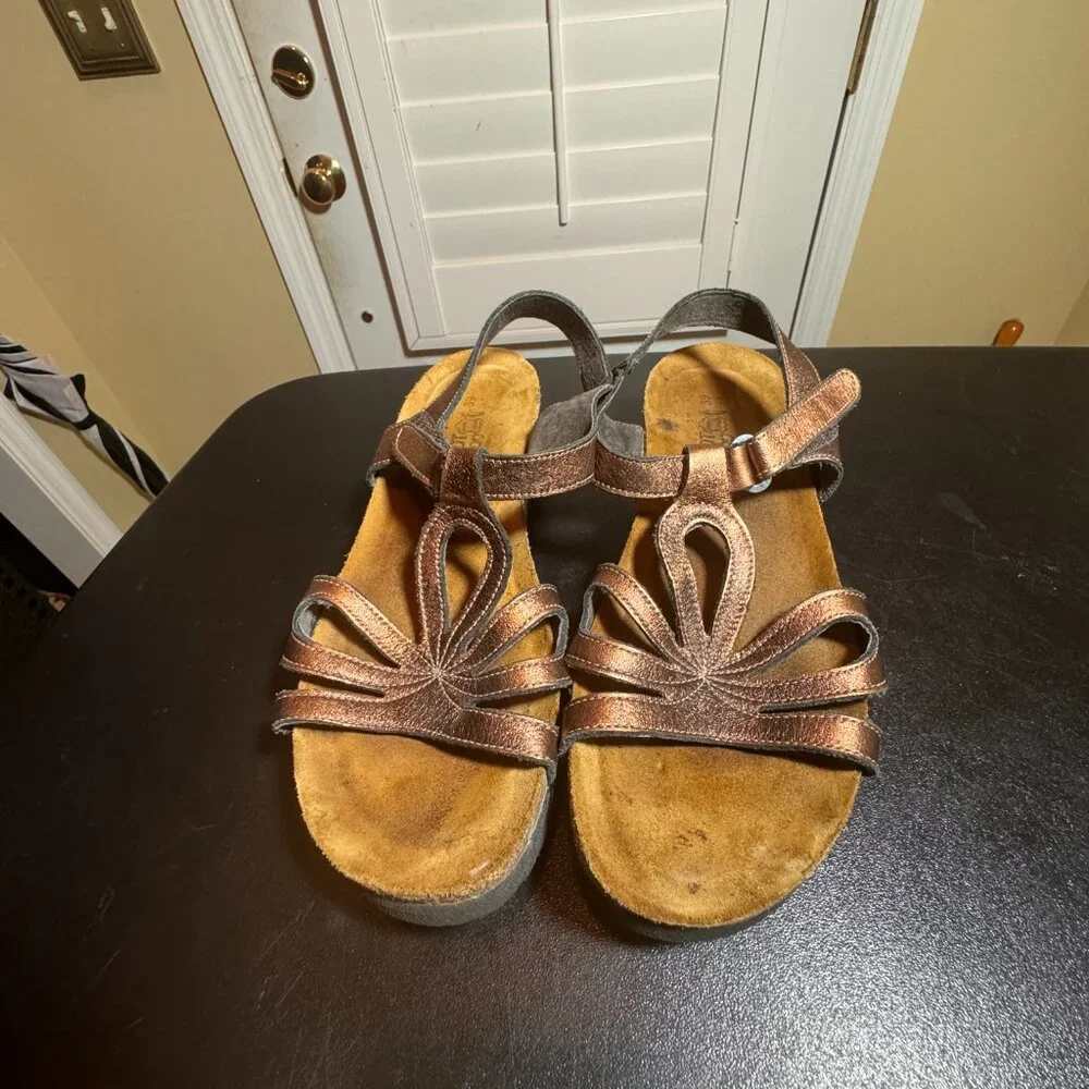Naot 39 bronze wedge sandal